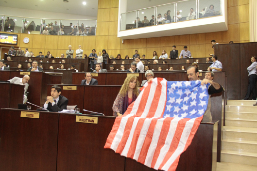 El diputado Raúl Godoy despliega una bandera de EE.UU en la legislatura de Neuquén como forma de protesta ante la entrega del patrimonio a Chevron
